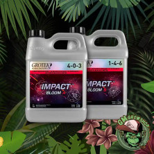 Foto de dos garrafas grises con etiqueta roja y negra de 1l de impact bloom de grotek