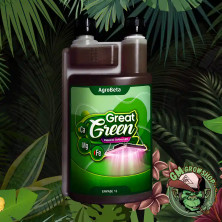Botella translucidad 1l con etiqueta verde de great green de agrobeta