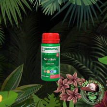 Foto de botella verde con etiqueta verde y tapón rojo de Silution pequeña