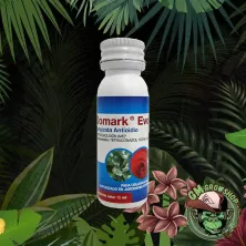 Foto de botella blanca de Domark Evo sobre fondo de selva